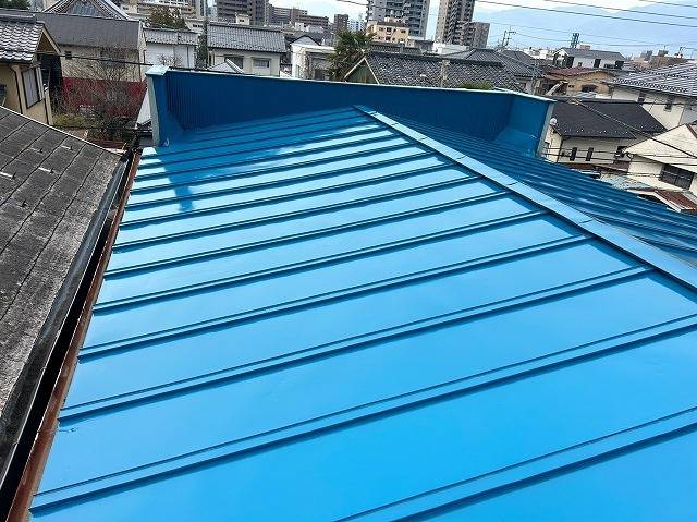 甲府市でトタン屋根の塗装工事を行い、きれいなブルーに仕上がりました