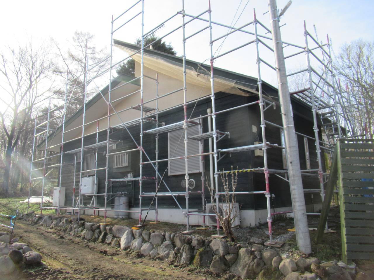 北杜市の別荘でガルバリウム鋼板の屋根の塗装工事を行いました