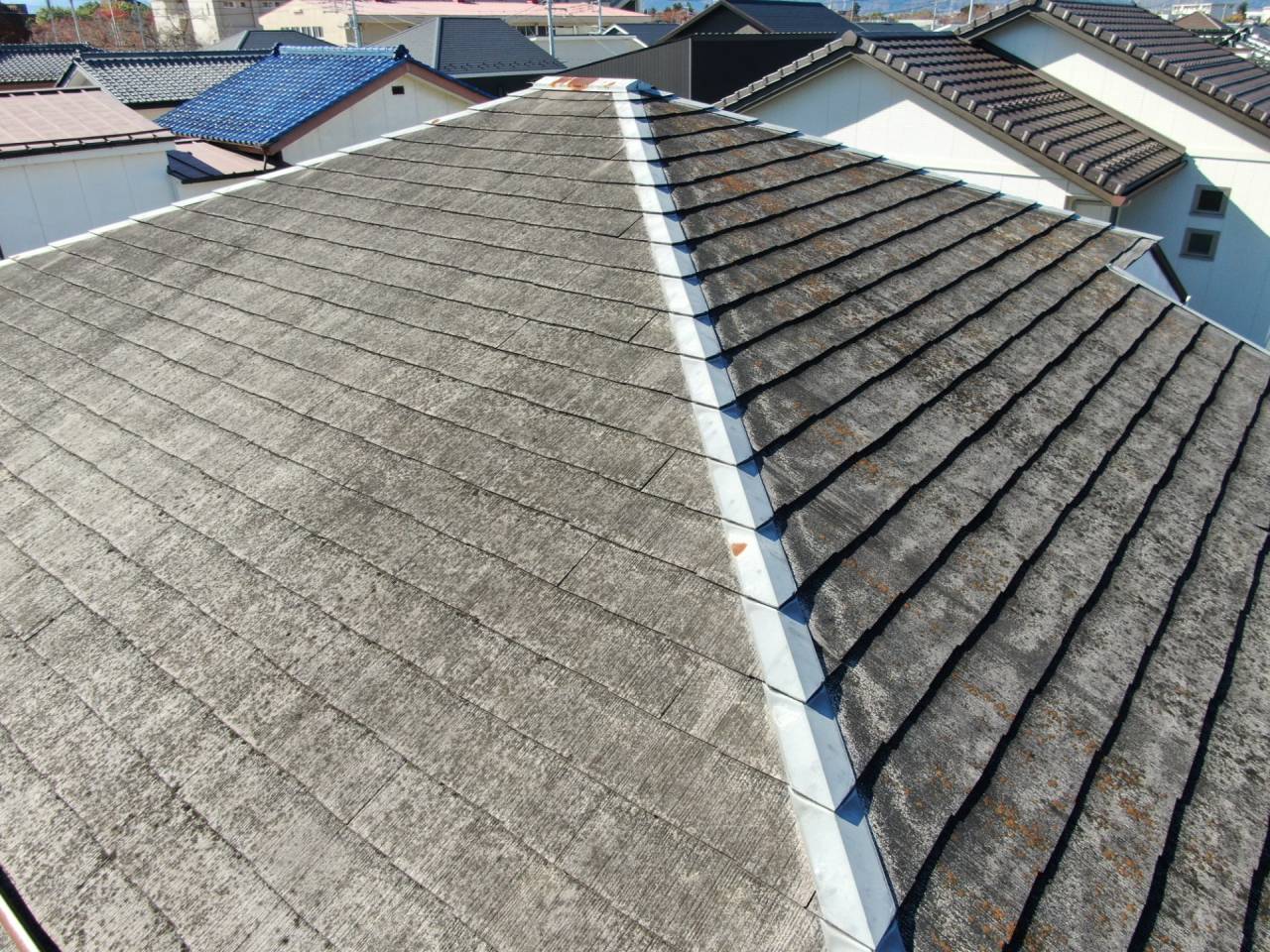 甲府市の住宅街でスレート屋根の塗装工事を施工しました