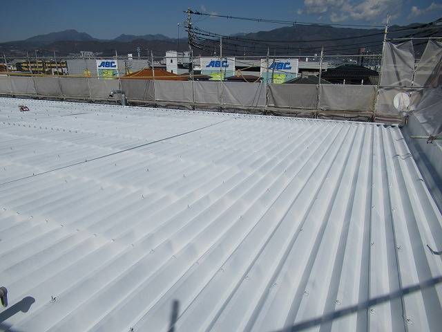 昭和町のビルで折半屋根の塗装工事を行い遮熱塗料を使用しました