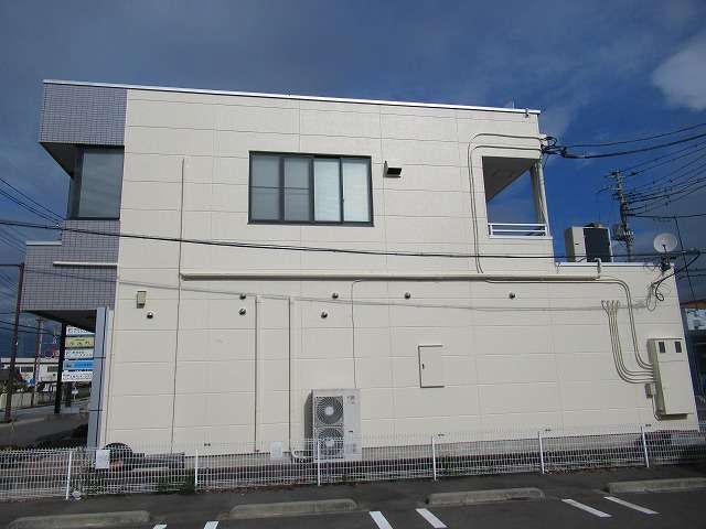 昭和町のビルでALC外壁の耐久性・防水性・美観維持のため塗装工事を行いました