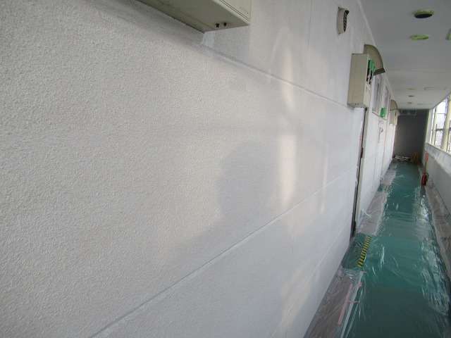 昭和町　テナントビル　外壁塗装工事　下塗り