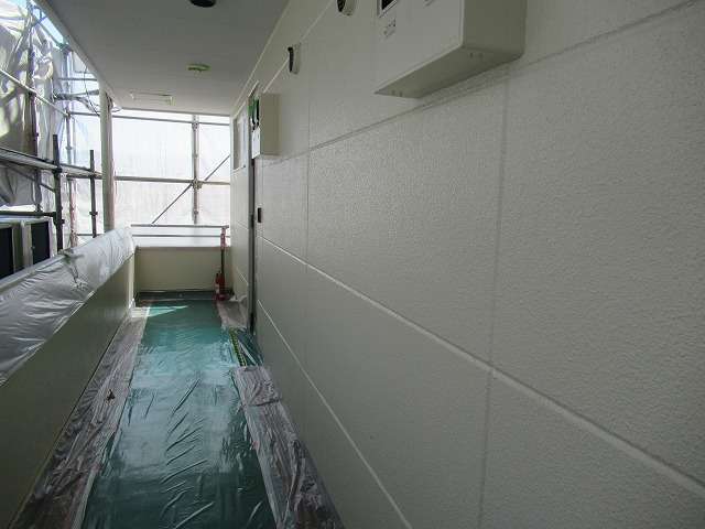 昭和町　テナントビル　外壁塗装工事　上塗り