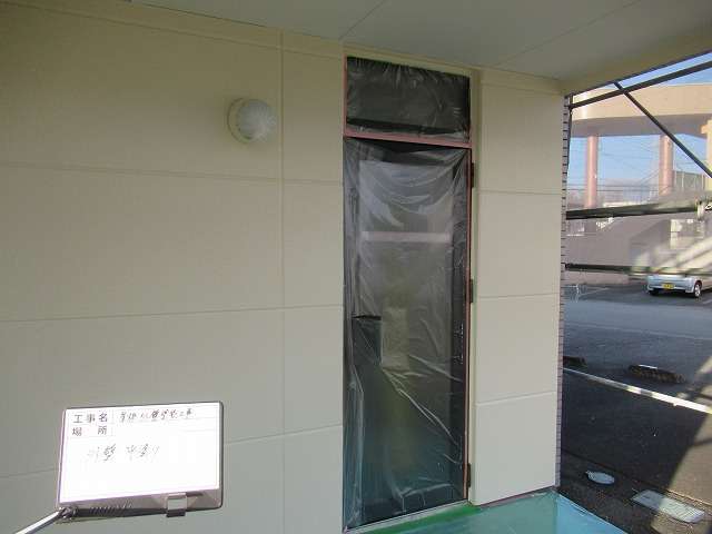 昭和町　テナントビル　外壁塗装工事　中塗り