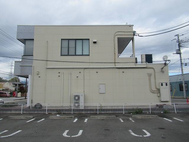 昭和町のテナントビルで建物維持のため、外壁塗装工事のご依頼をいただきました