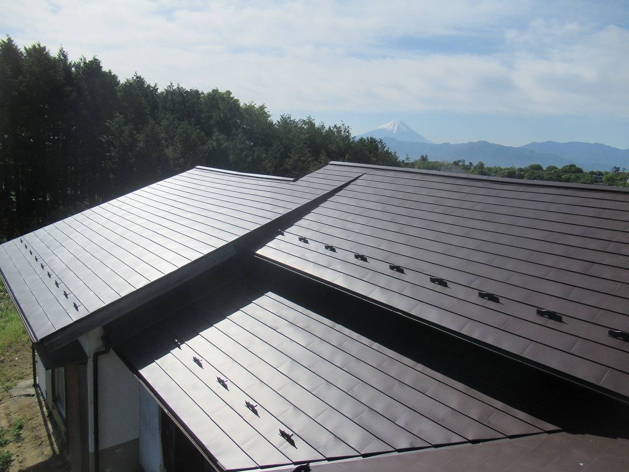 笛吹市で瓦屋根からガルバリウム鋼板屋根へ葺き替え工事を行いました