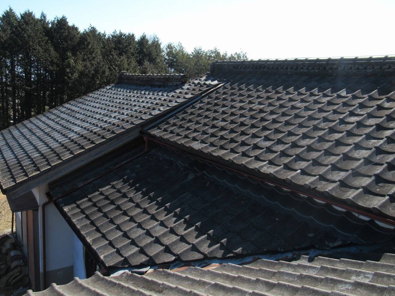 韮崎市で瓦屋根からガルバリウム鋼板屋根に葺き替え工事をしました