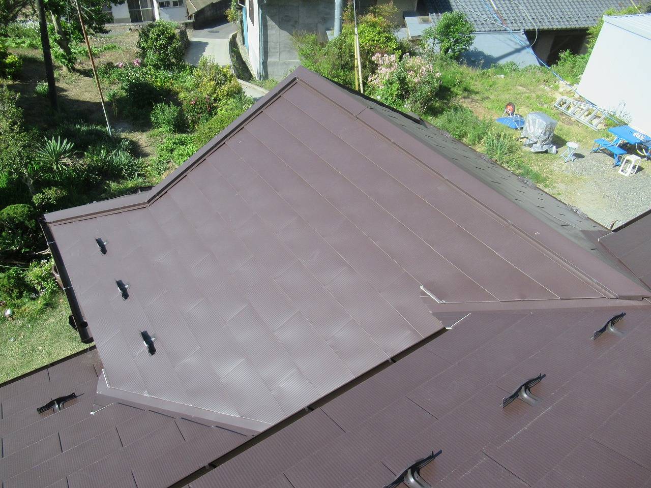 韮崎市　屋根葺き替え工事　ガルバリウム鋼板葺き　雪止め取り付け