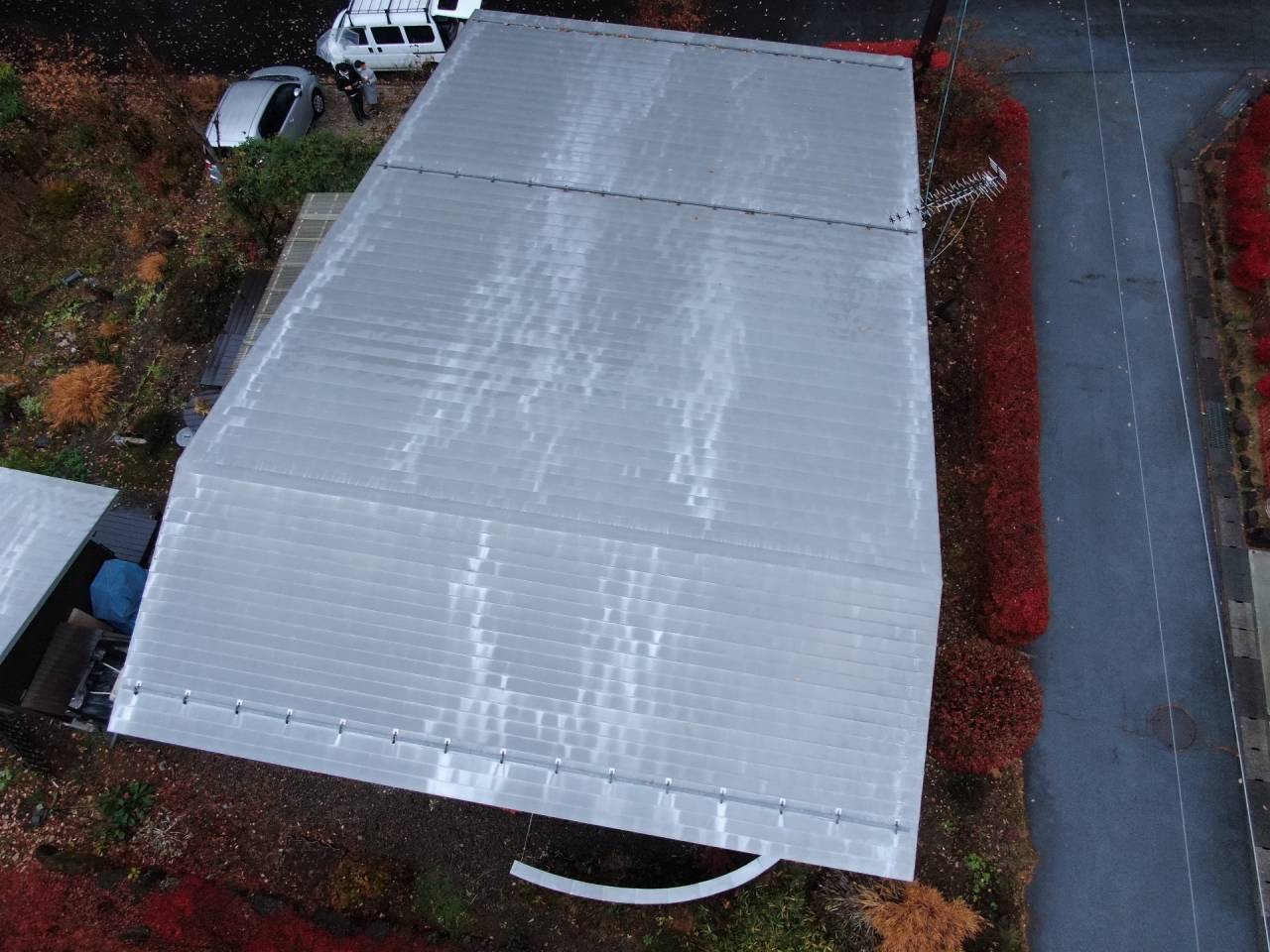 北杜市でガルバリウム鋼板屋根の劣化防止で塗装工事を行いました