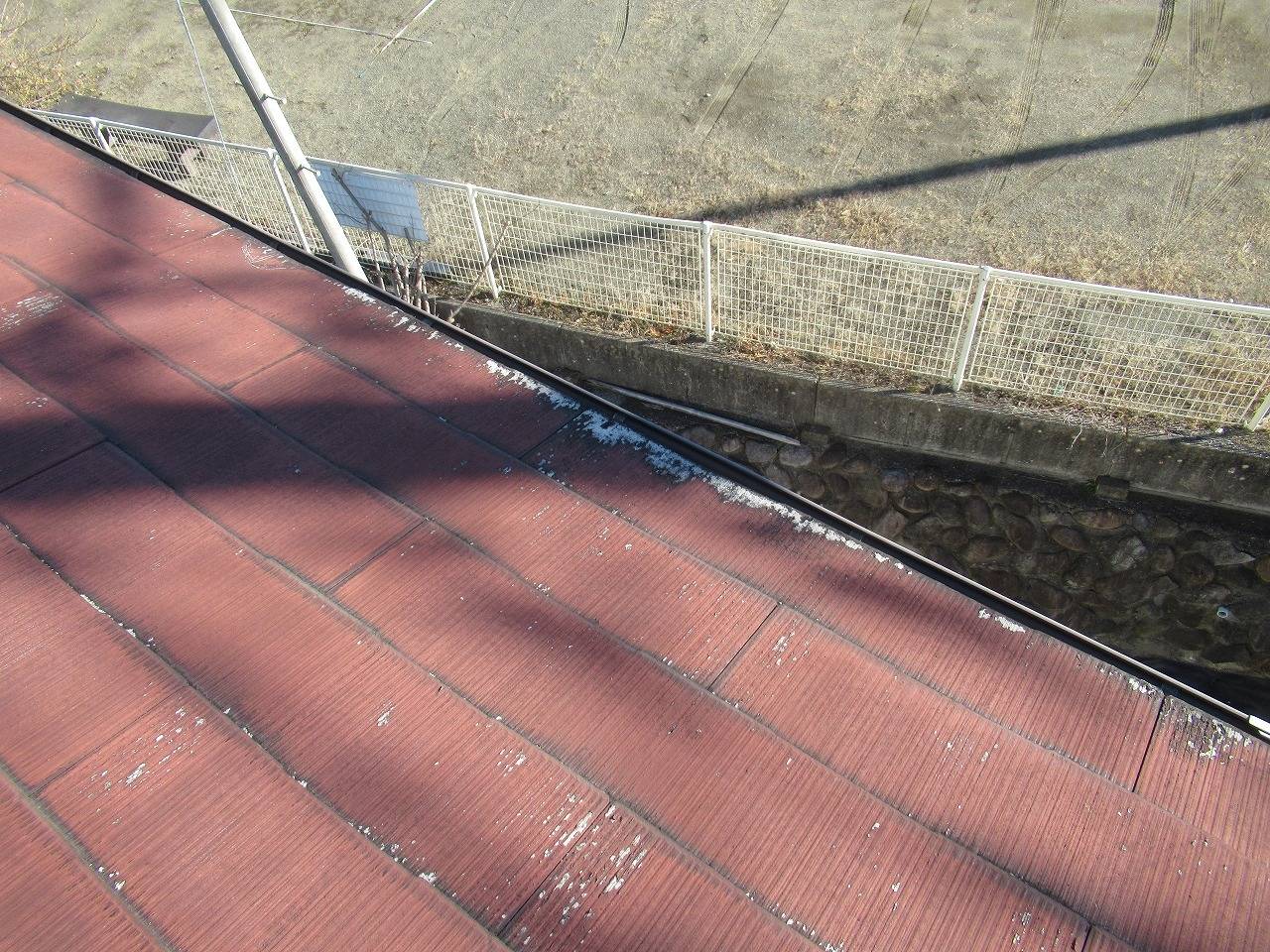 甲州市で塗膜剥離を起こしたコロニアル屋根の塗装工事を行いました