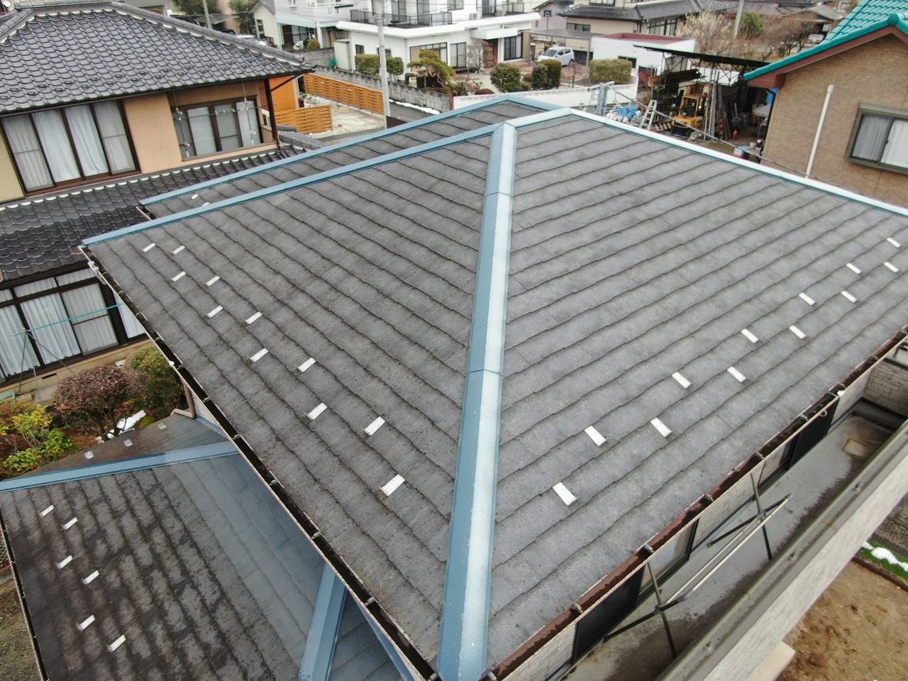 甲府市でフッ素塗料を使用してスレート屋根の塗装工事を行いました