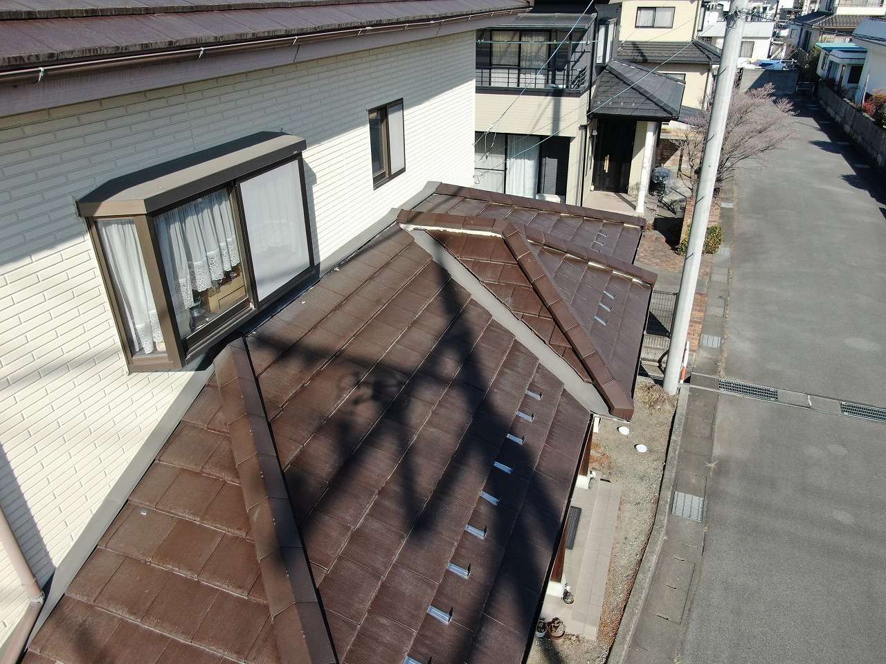 昭和町で劣化した漆喰の修繕と棟瓦の積み直し工事を行いました