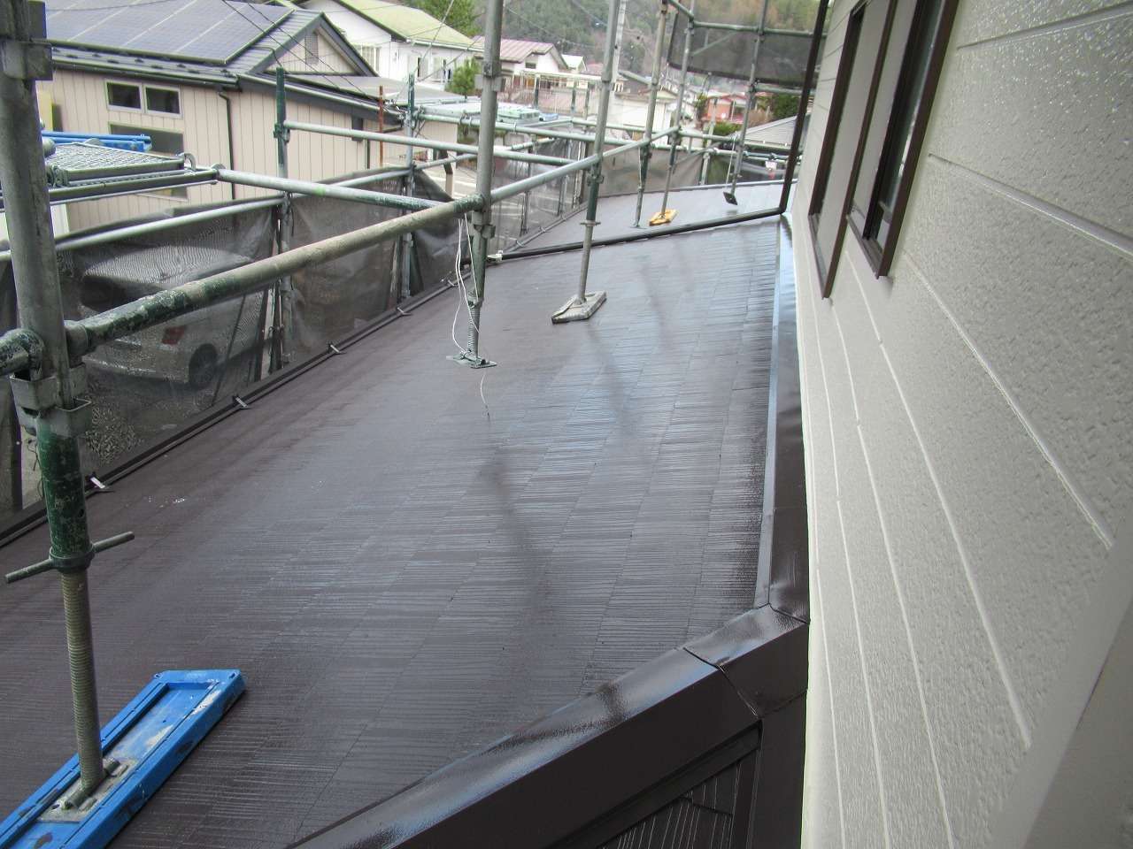 富士吉田市にて塗膜が劣化した屋根の塗装工事を行いました