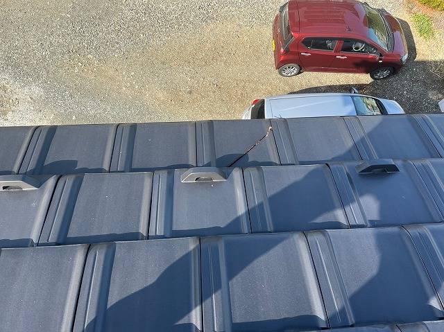 南アルプス市で屋根の瓦が２枚破損していたので交換工事を行いました