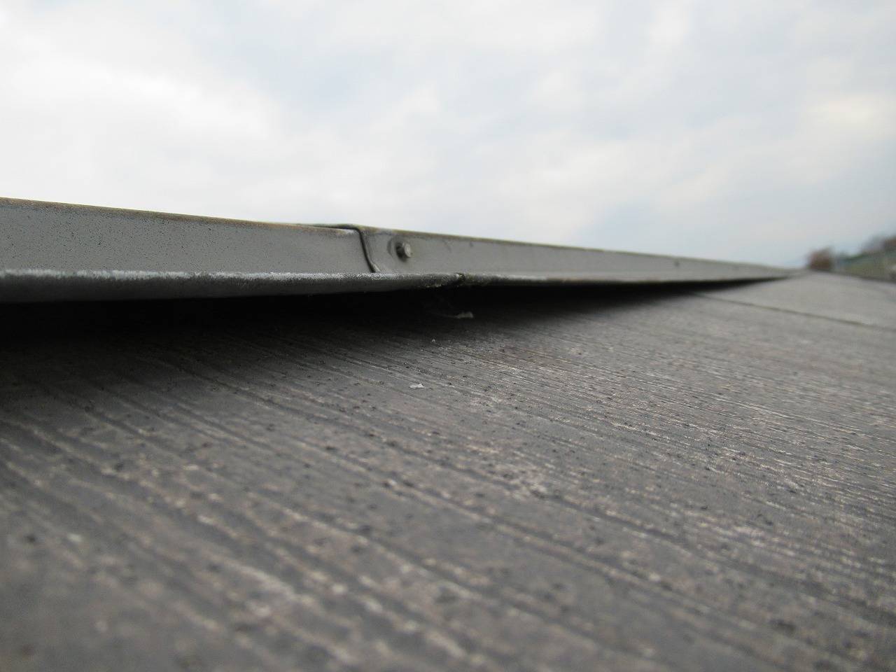 昭和町で屋根の剥がれた板金と浮いた棟板金の交換工事を行いました