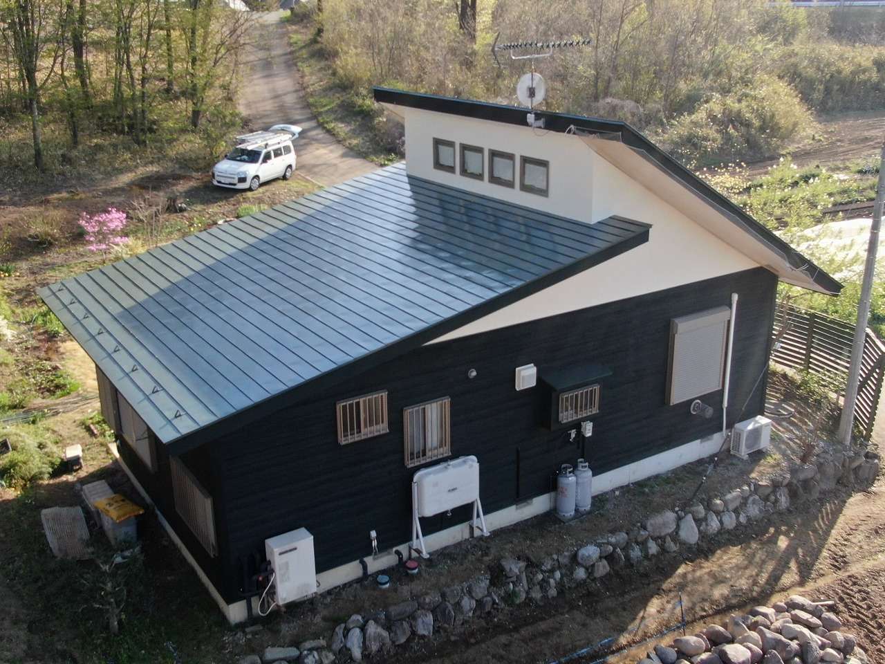 北杜市　ガルバリウム鋼板屋根　塗装工事　完成
