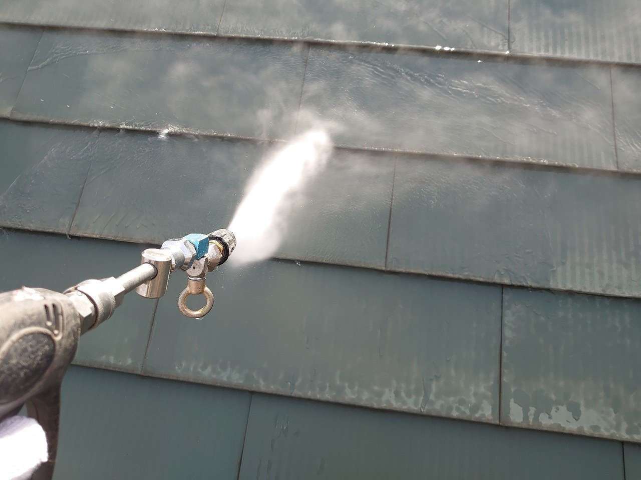 北杜市　ガルバリウム鋼板屋根　塗装工事　洗浄