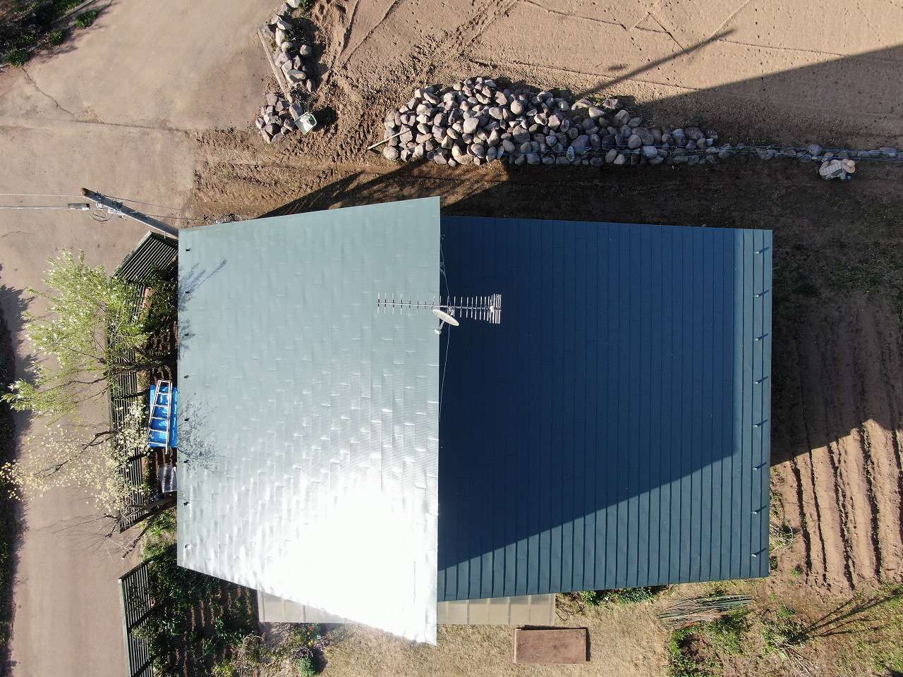 北杜市　ガルバリウム鋼板屋根　塗装工事　上塗り