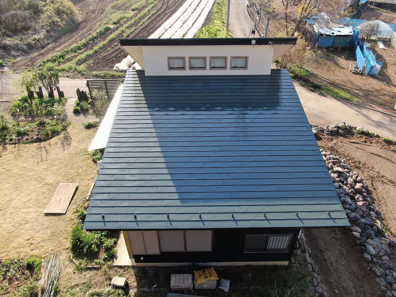 北杜市で変わった形状のガルバリウム屋根を塗装し美観にしました