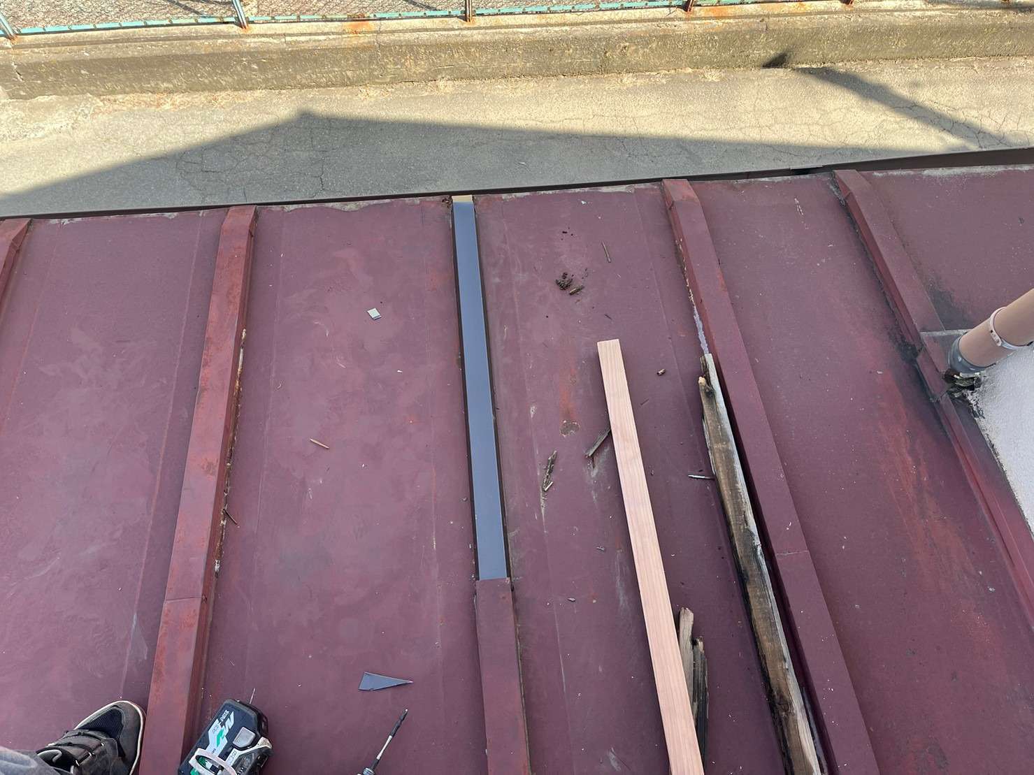笛吹市　瓦棒屋根　修繕工事　ガルバリウム鋼板取り付け　板金交換