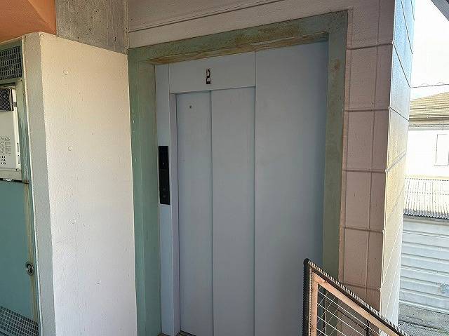 南アルプス市のアパートで共用部のエレベーターを塗装しました