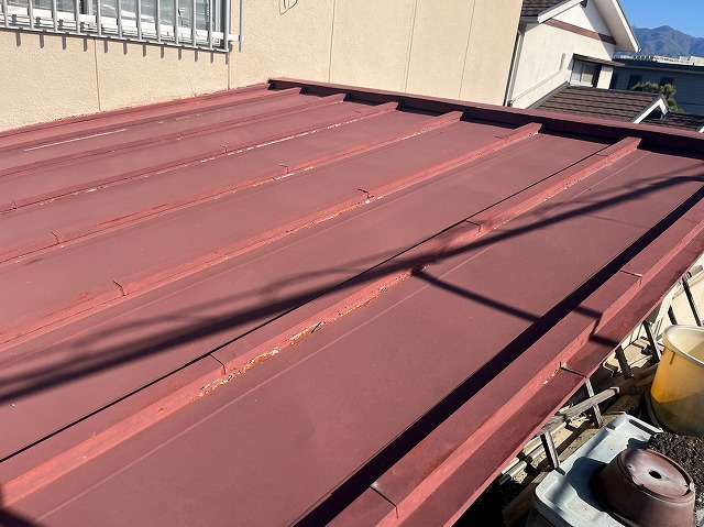 笛吹市でサビが広がり塗膜劣化した瓦棒屋根の塗装工事を行いました