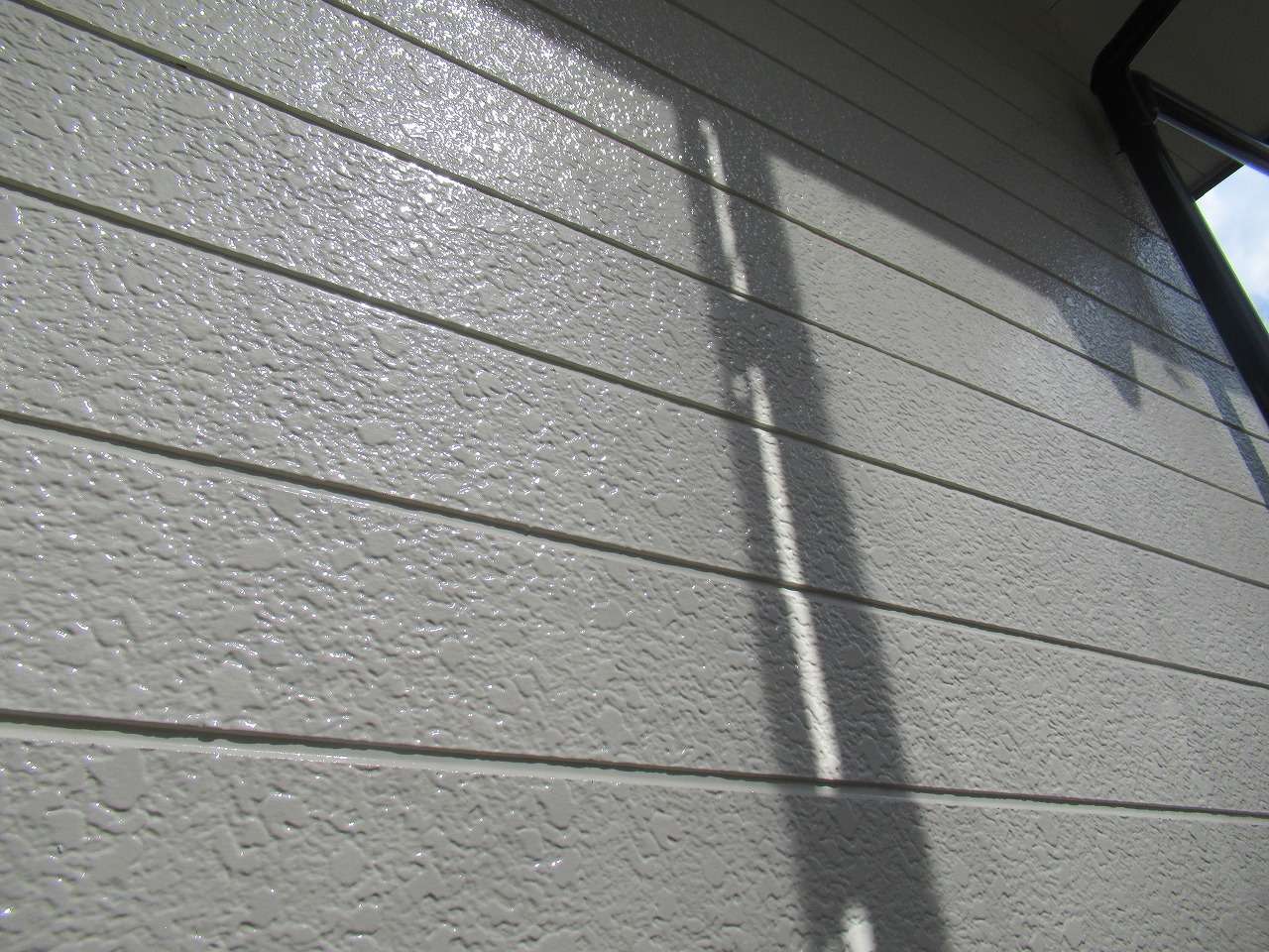 富士吉田市　外壁塗装　サイディング壁　上塗り