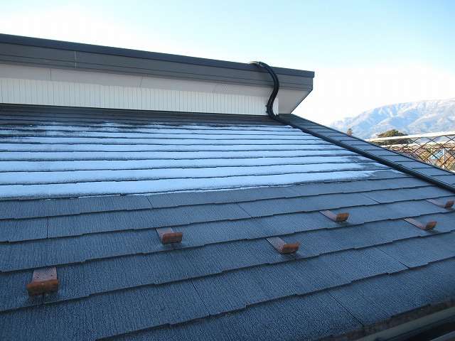 南アルプス市　屋根塗膜劣化　スレートひび割れ　施工前