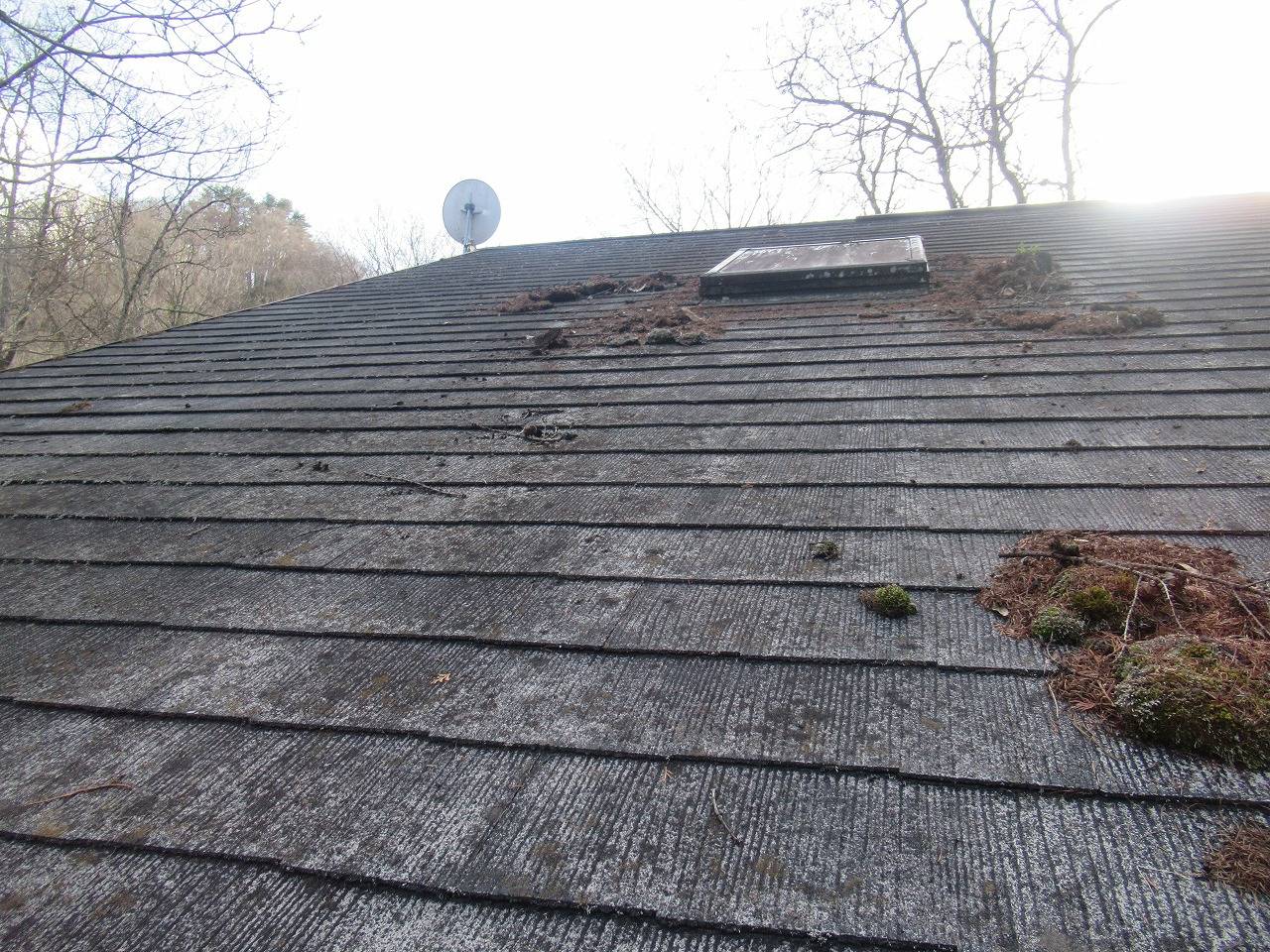 北杜市で天窓のついたスレート屋根の塗装工事を行いました