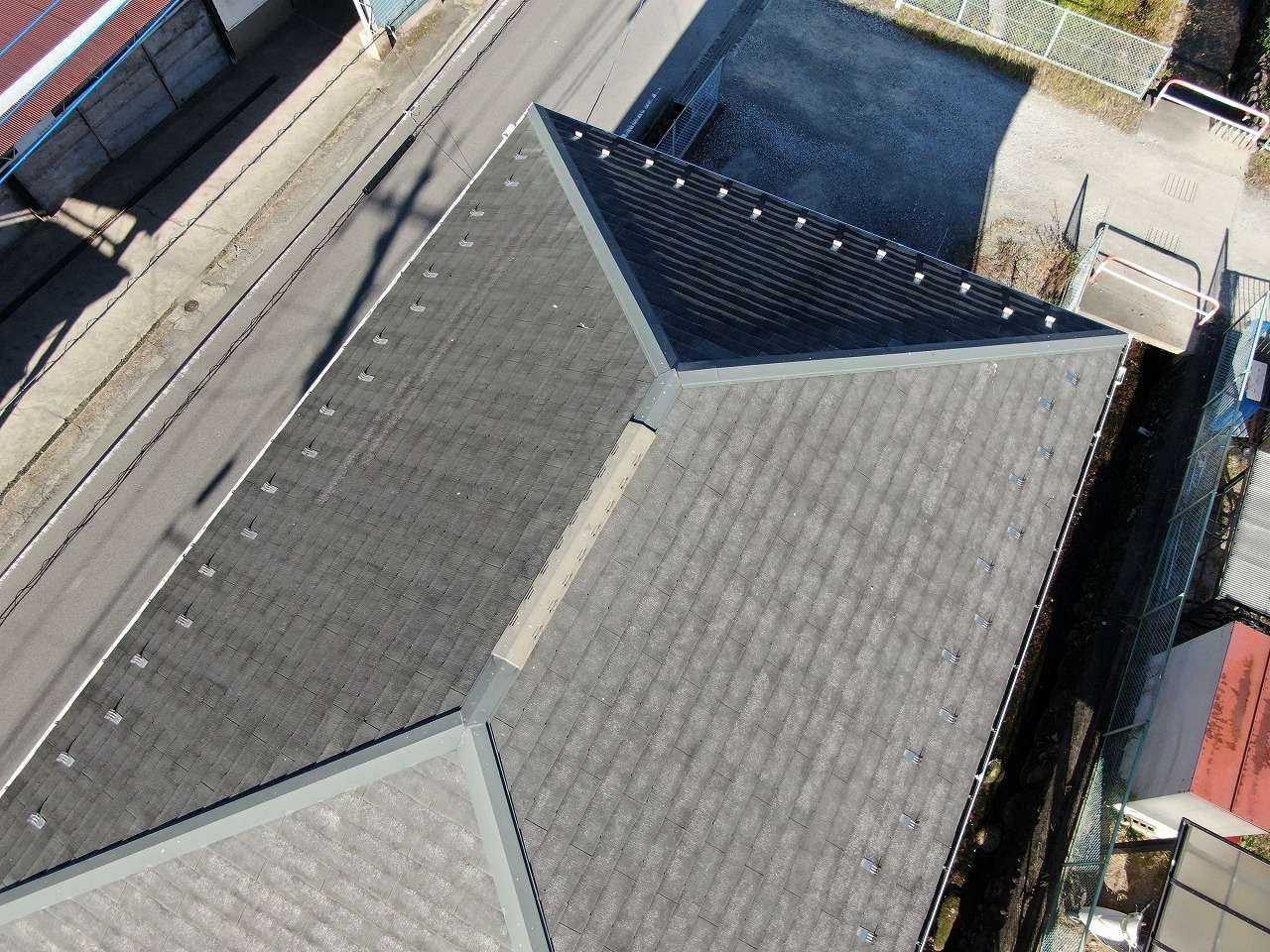 山梨市でスレート屋根の補修をしてから塗装を行い耐久性を良くしました
