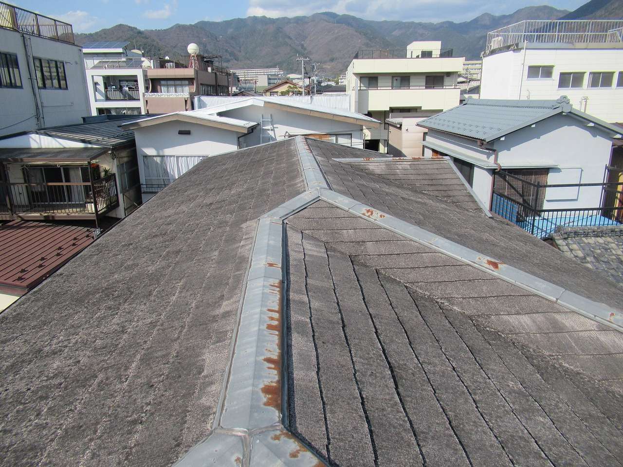 甲府市で屋根面積の広いスレート屋根の塗装工事を行いました