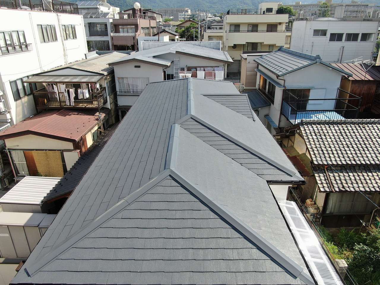 甲府市で屋根の経年劣化を改善する為塗装工事を行いました