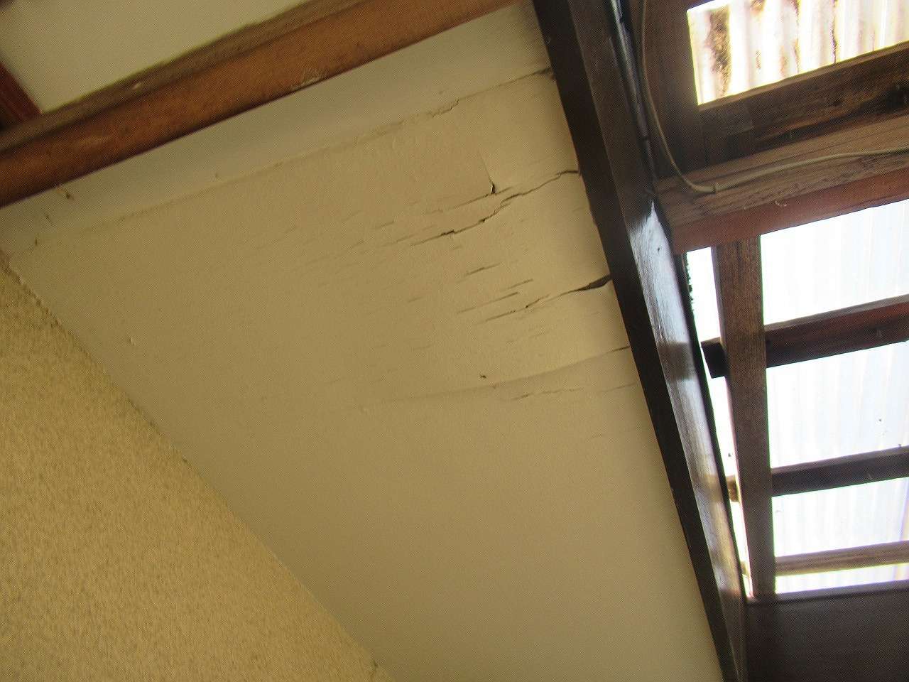 甲斐市で軒天井のめくれがあり交換工事をご提案いたしました