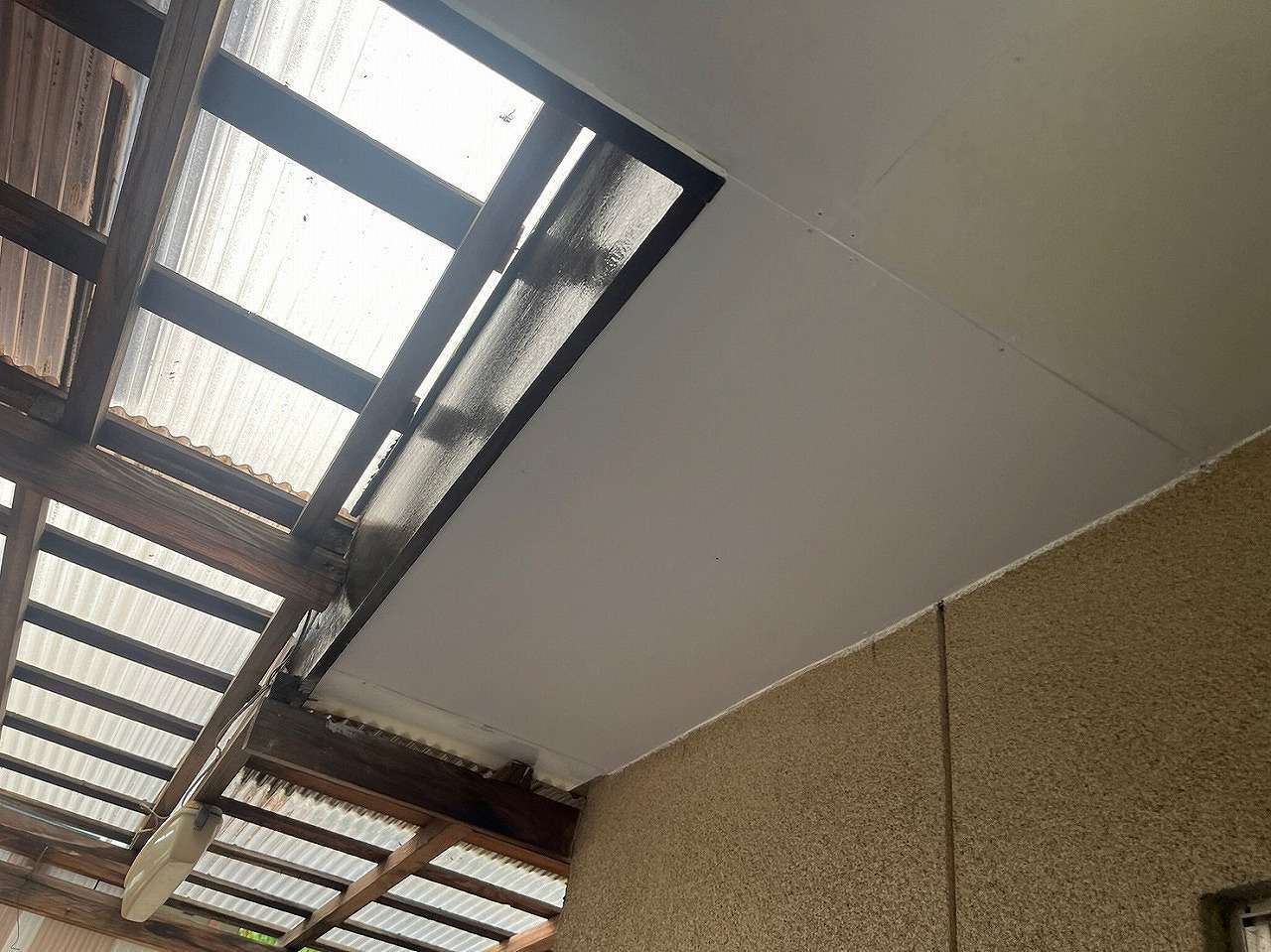 甲斐市で劣化した軒天井の交換工事を行いました