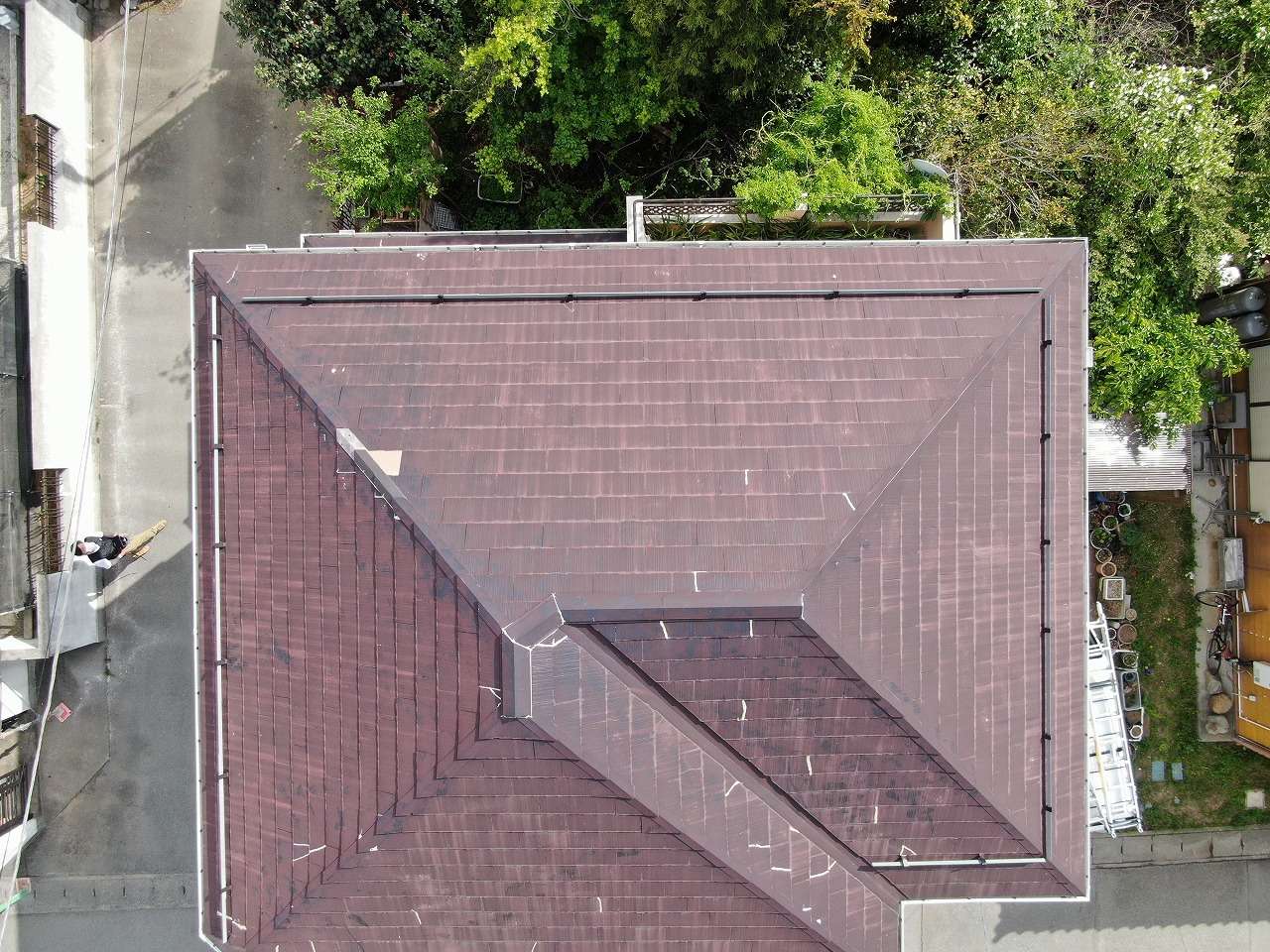 笛吹市で劣化の進んだスレート屋根の改善に塗装工事を行いました