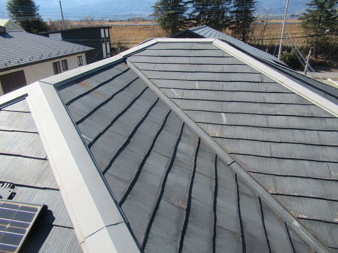 中央市で太陽光パネルの付いた55平米の屋根の塗装工事を行いました