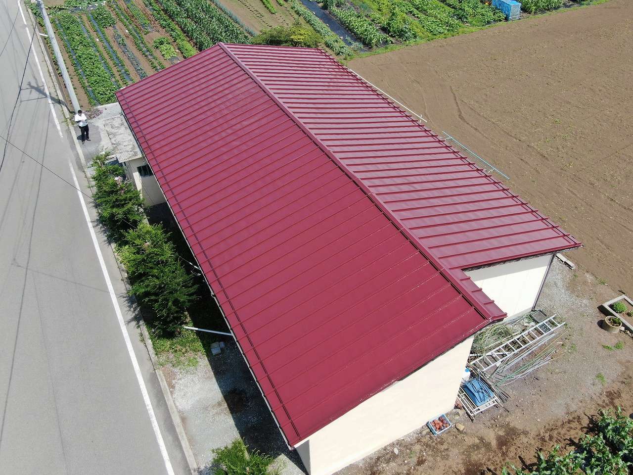 富士河口湖町　瓦棒屋根　塗装工事後　完成写真　ドローン撮影