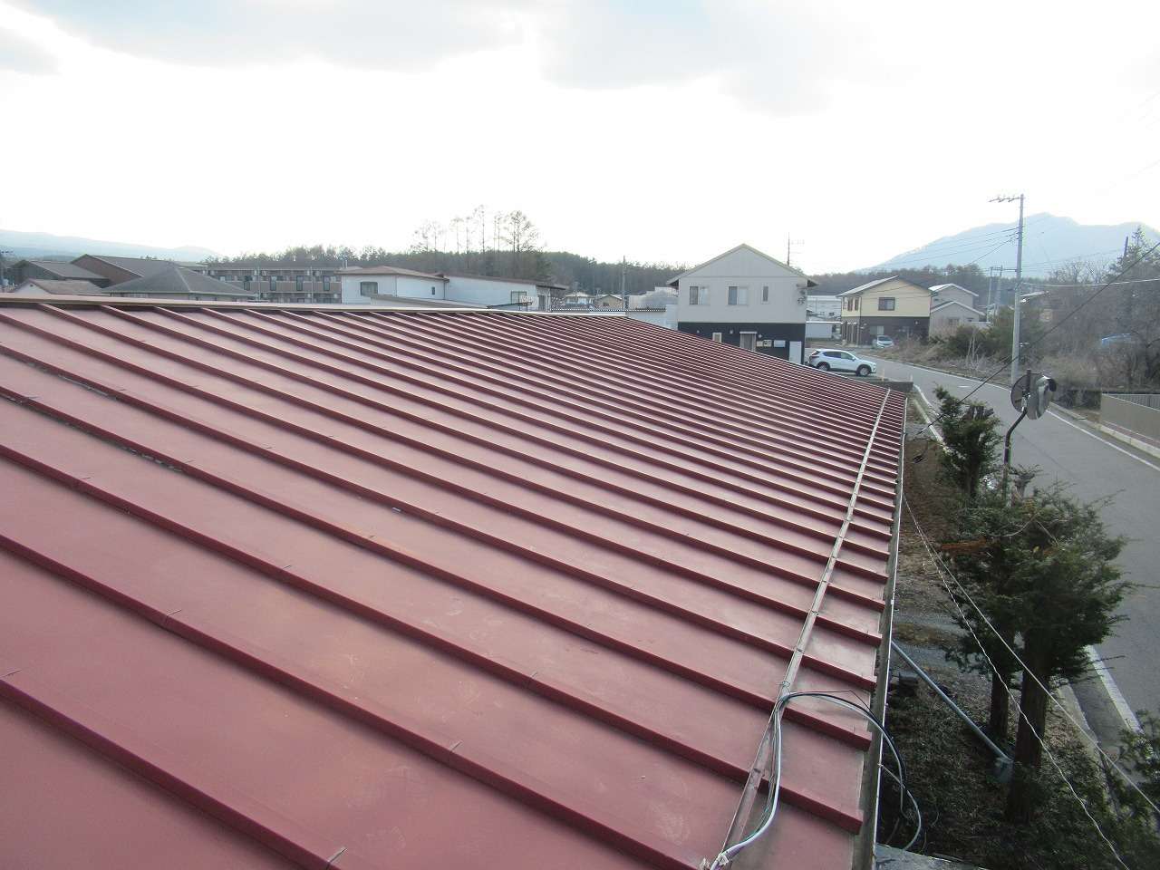 富士河口湖町で平屋の瓦棒屋根を遮熱塗料を使用して塗装致しました
