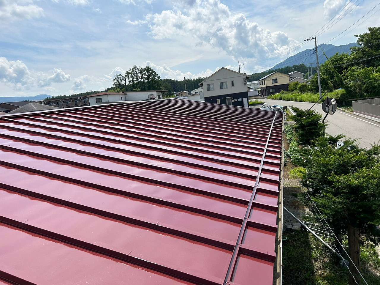 富士河口湖町で平屋の瓦棒屋根の塗装工事を行いました