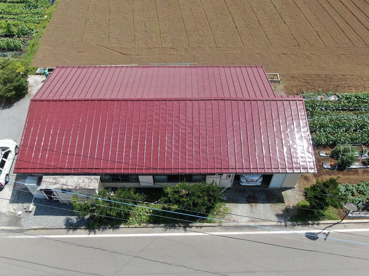 富士河口湖町　瓦棒屋根　塗装工事後　完成写真　ドローン撮影