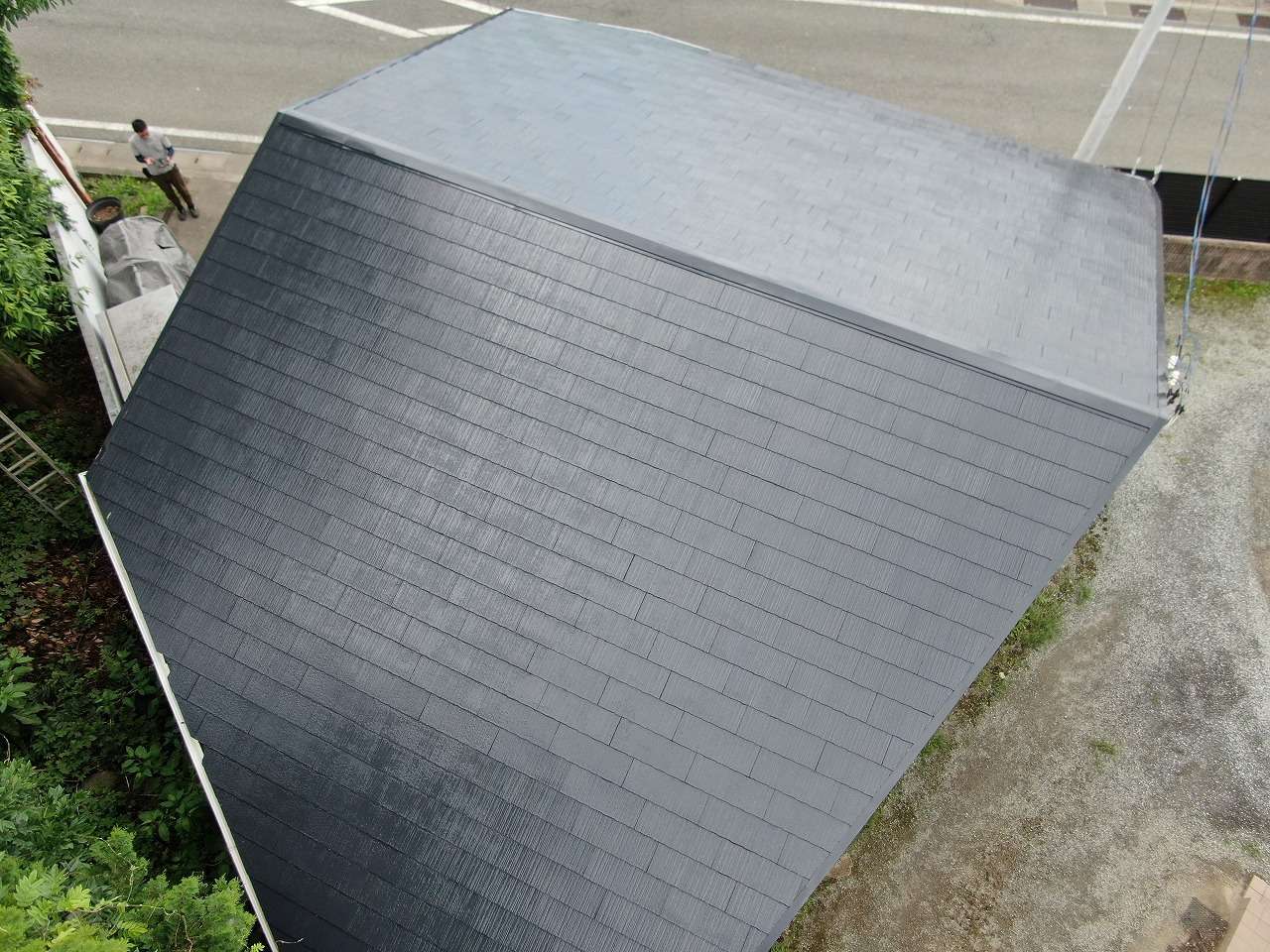 山梨市で劣化の進んだスレート屋根の塗装工事を行いました