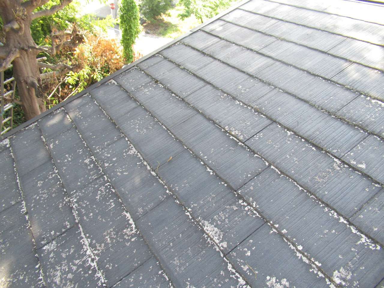 山梨市で塗膜劣化の進んだスレート屋根の塗装工事を行いました