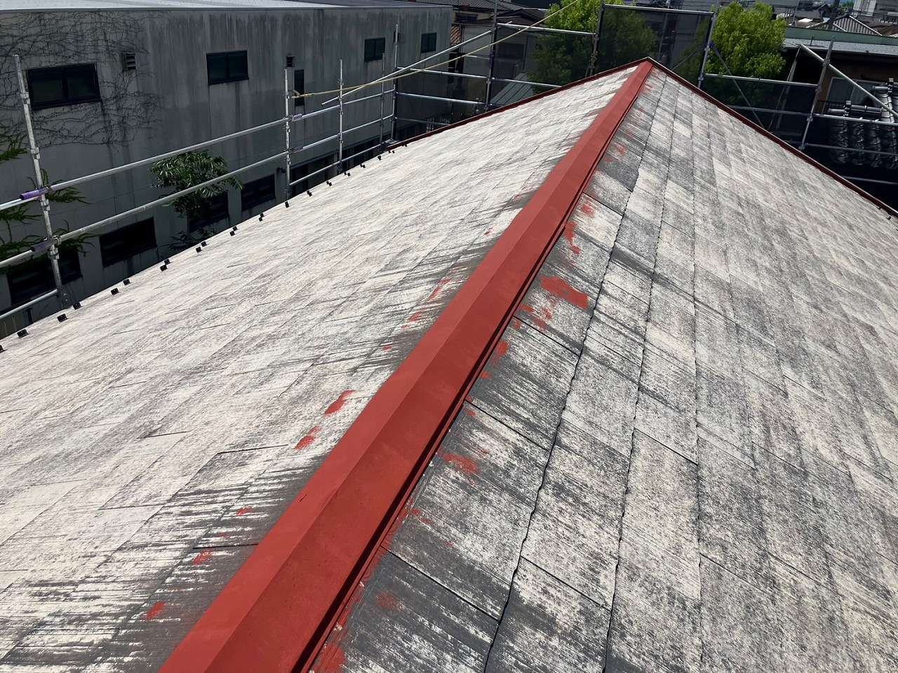 甲府市　屋根塗装　ケレン作業　板金部分さび止め