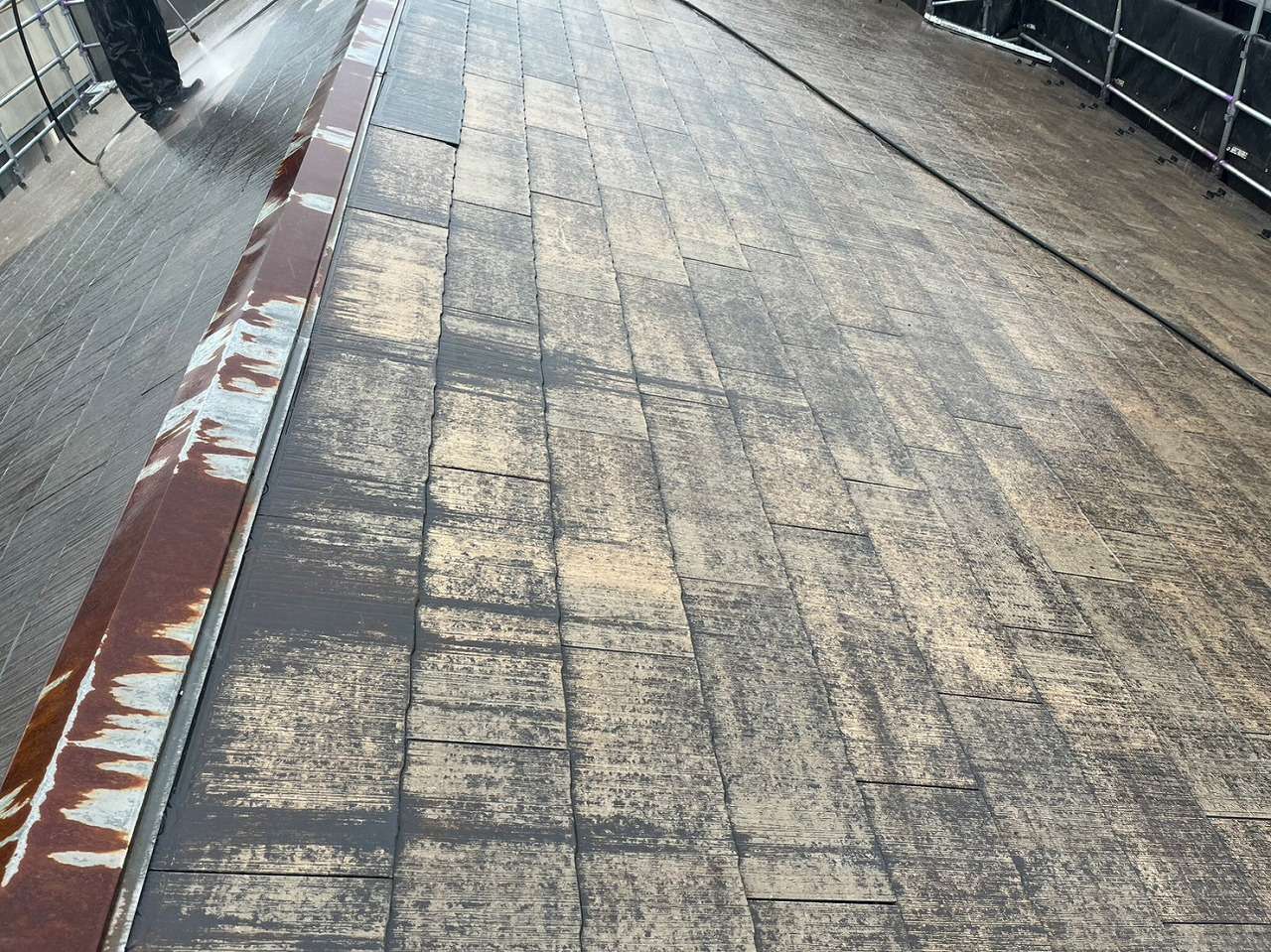 甲府市　屋根塗装　洗浄　不純物除去　
