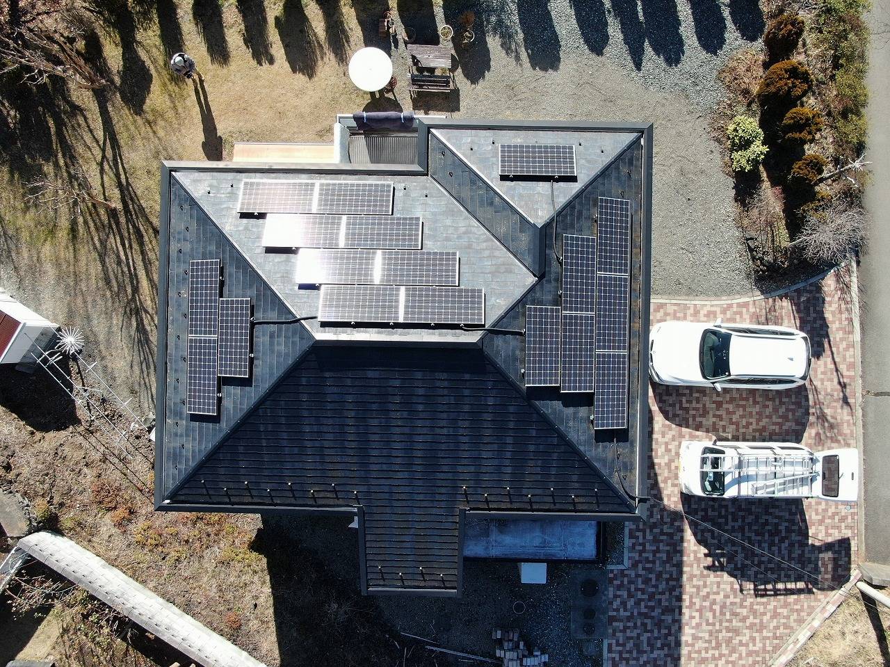富士河口湖町で太陽光のあるスレート屋根の塗装工事を行いました