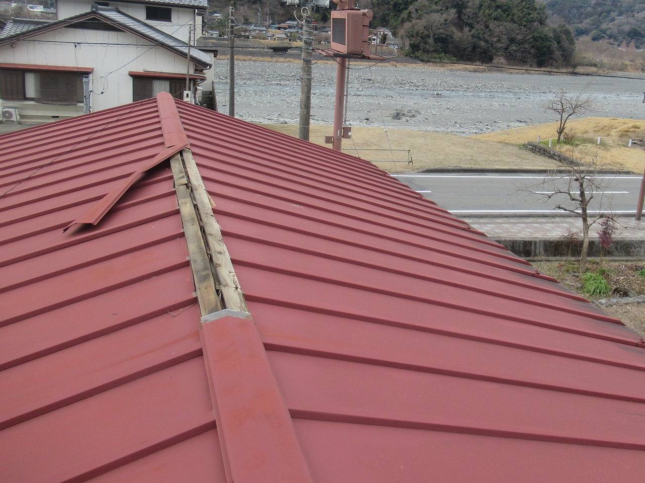 身延町の平屋の屋根で棟板金が破損したので交換工事を行いました