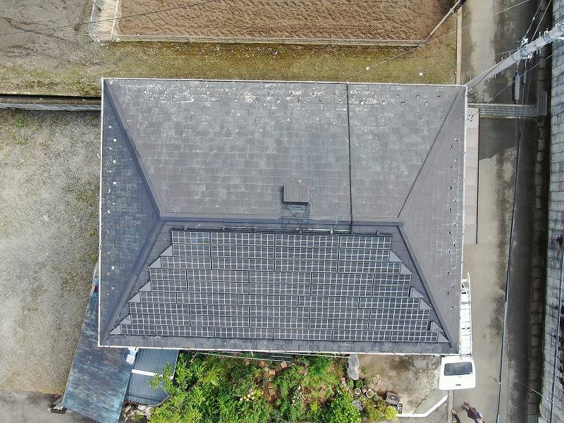 甲府市で太陽光のついたスレート屋根の塗装工事を行いました