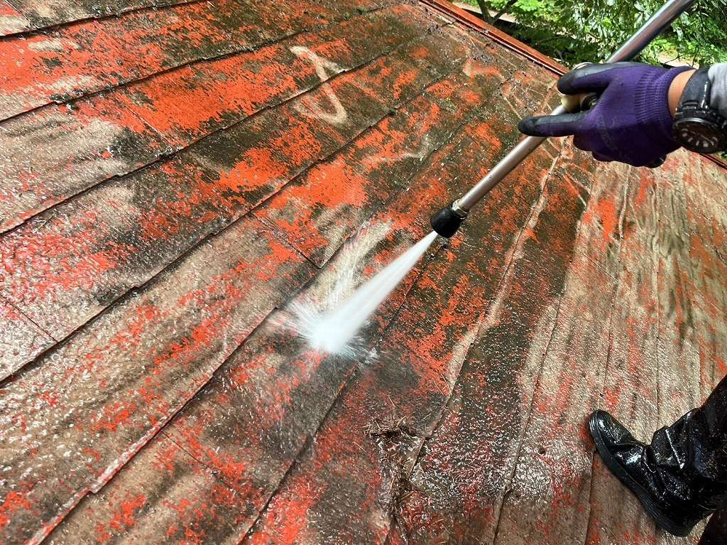 鳴沢村にて塗膜が劣化した屋根の塗装工事を行いました
