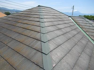 韮崎市で劣化が進みカビや苔の発生した屋根を塗装工事で改善しました