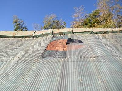 甲府市で屋根の波板が飛散し新しい波板を取り付ける修繕工事を行いました
